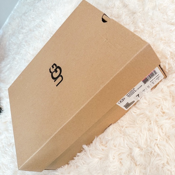 UGG W Karlie Brooch Boots - Picture 7 of 7